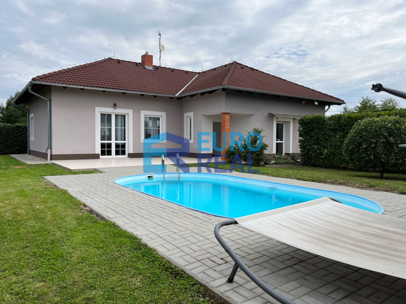 Samostatný rodinný dům s částí pro podnikání, se zahradou a bazénem, pozemek 1697 m²