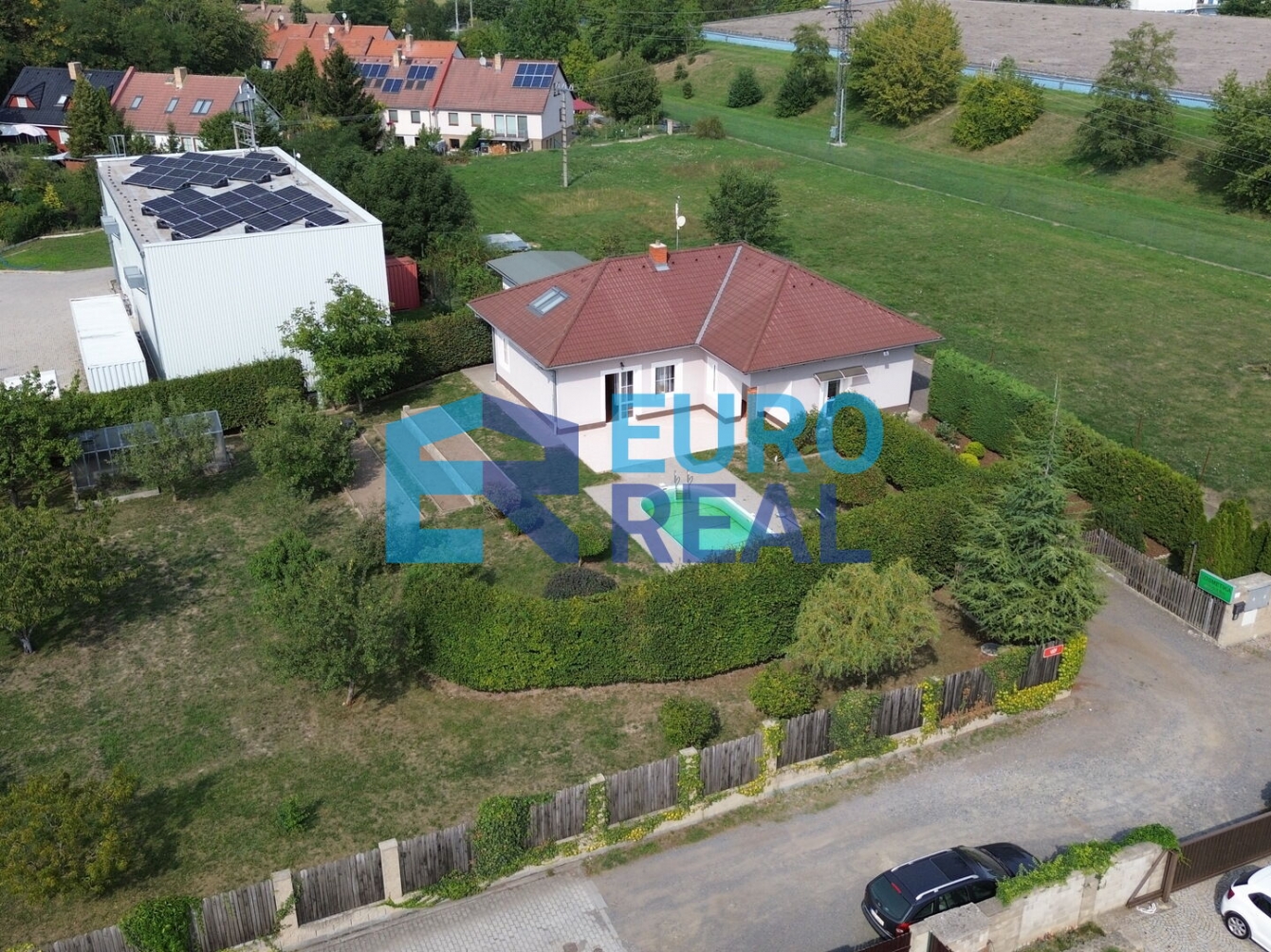 Samostatný rodinný dům s částí pro podnikání, se zahradou a bazénem, pozemek 1697 m²