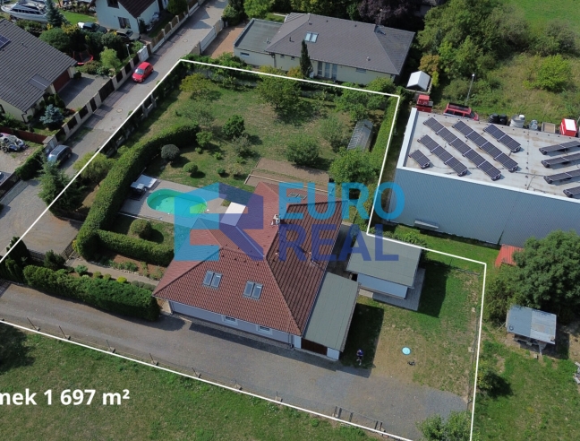 Samostatný rodinný dům s částí pro podnikání, se zahradou a bazénem, pozemek 1697 m²