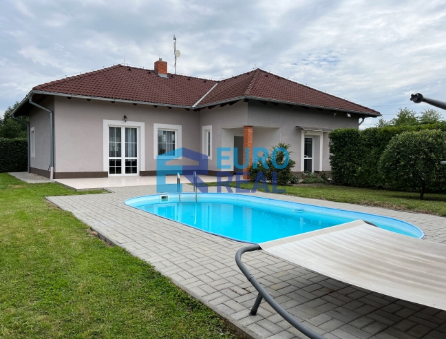 Rodinný dům 6+kk 245 m², se zahradou a bazénem, pozemek 1697, m²
